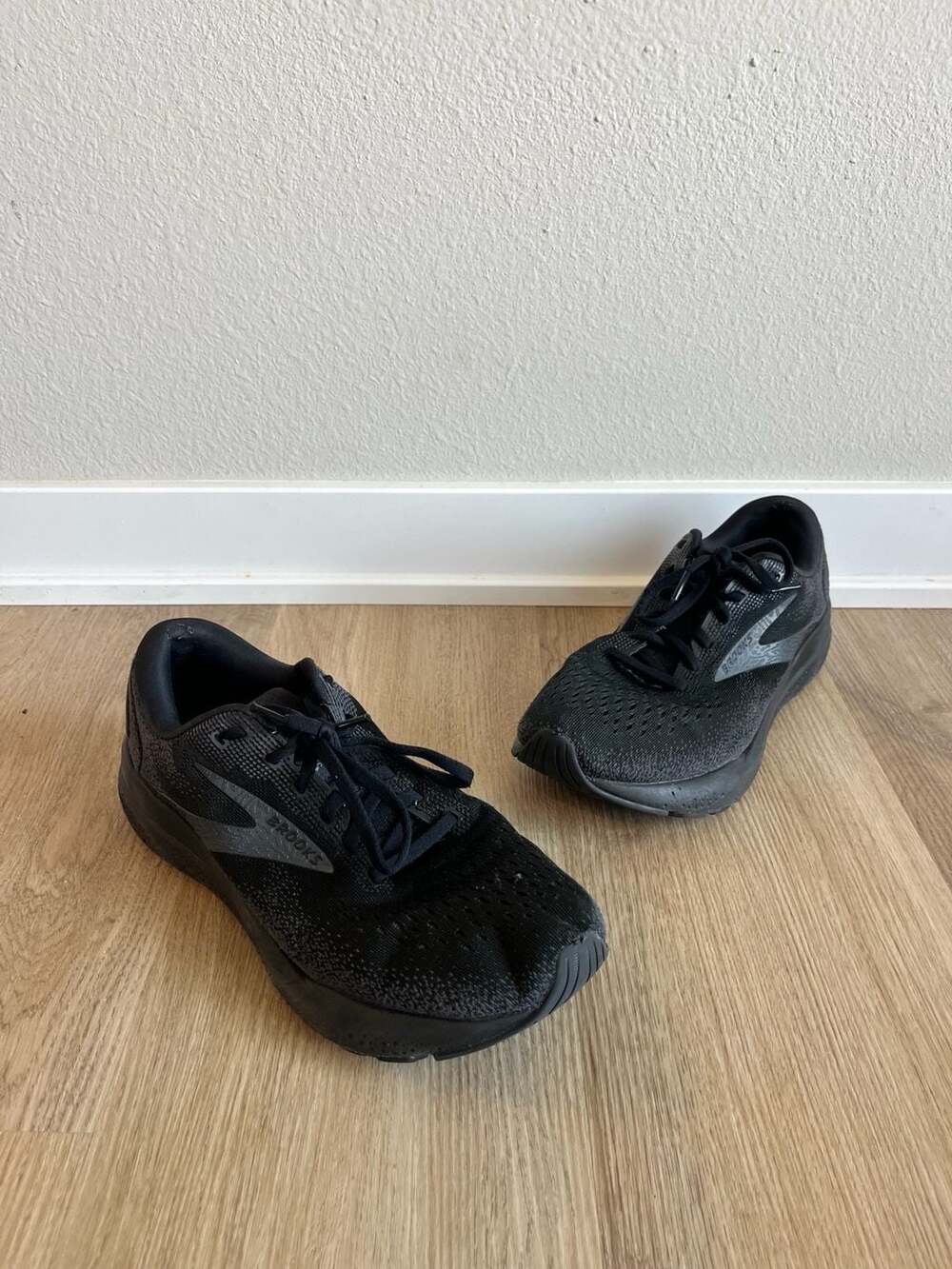 Brooks Ghost 16, Men’s size 9.5, All Black Running/Walking Shoes, Arch Support
